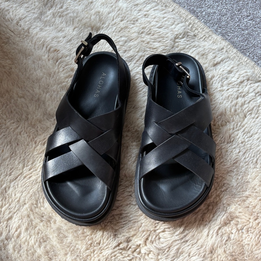 ALOHAS Women’s Trunca in Black Size 37